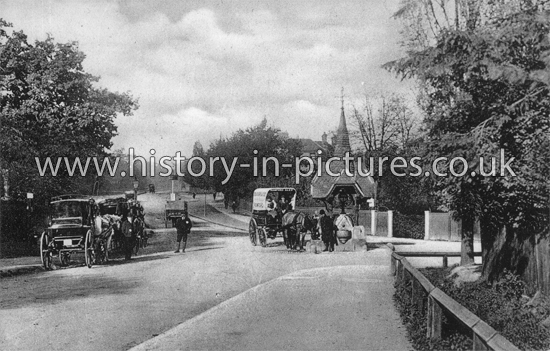 The Fountain and Woodford Road, Snaresbrook, London. c.1906.